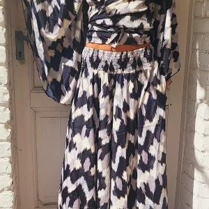 Haut cache cœur imprimé noir gris